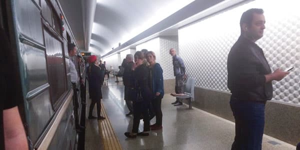 Bakı metrosunda tüstülənmə: qatarın hərəkəti dayandı, sərnişinlər təşvişdə