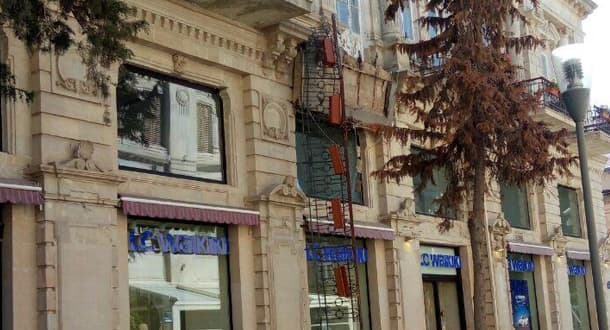 Bakının mərkəzində binanın eyvanı uçdu (FOTO)