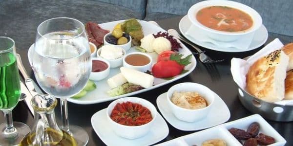Oruc tutanlar üçün vacib qida məsləhətləri (SİYAHI)