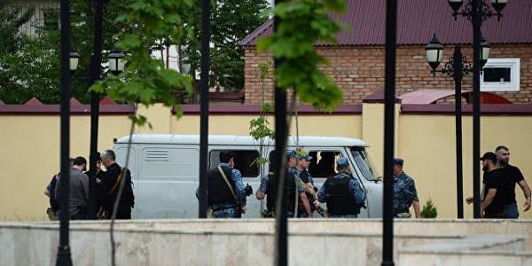 Qroznıda kilsəyə hücum: 2 polis əməkdaşı həlak oldu