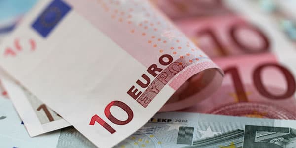 Azərbaycanda avronun məzənnəsi 5 aydan sonra 2 manatdan aşağı düşdü