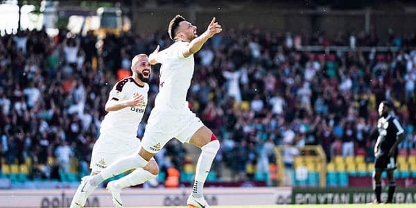 Azərbaycanlı futbolçu Almaniya klubuna kubok qazandırdı
