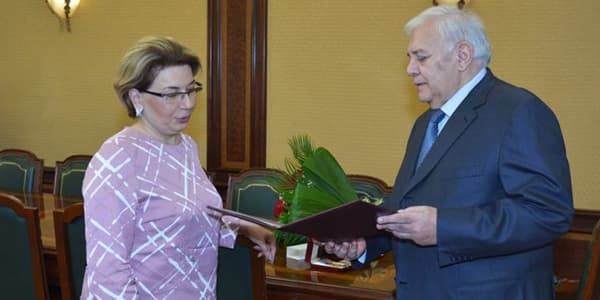 Oktay Əsədov Aytən Mustafazadəni təltif etdi (FOTO)