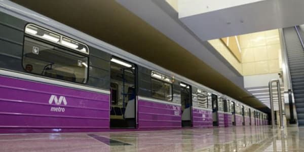 Bakı metrosunda olay: gənc oğlan özünü qatar xəttinə atdı