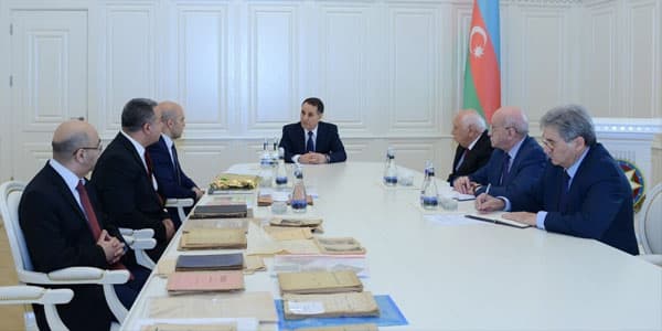 Cümhuriyyətin bayrağı Bakıya gətirildi: Novruz Məmmədova təqdim edildi (FOTO)
