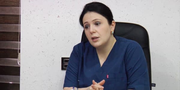 Məşhur klinikada dava: Xəstənin qızı qadın baş həkimi döydü (FOTOLAR)