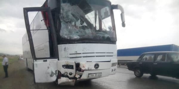 Siyəzəndə sərnişin avtobusu mikroavtobusla toqquşdu: xəsarət alanlar var (FOTOLAR)