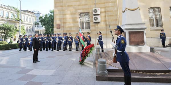 Prezident Cümhuriyyətin abidəsini ziyarət etdi (FOTOLAR)