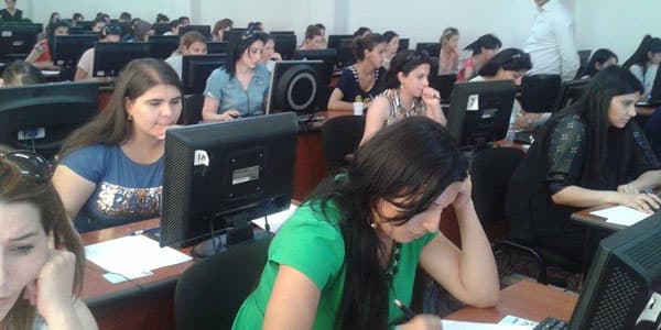 Müəllimlərin imtahanında şok hadisə: Gənc xanım anasının əvəzinə gəldi