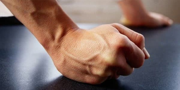 Bakıda vəzifəli şəxs öz kabinetində döyüldü: iki nəfər xəsarət alıb