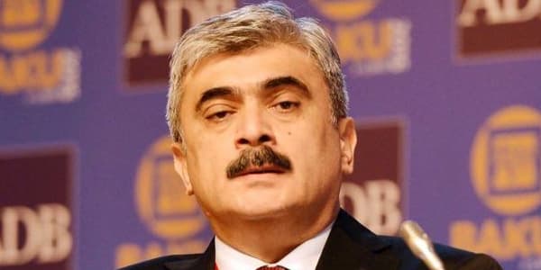 Samir Şərifov iclası yarımçıq tərk etdi: deputatların suallarına cavab vermədi