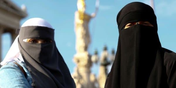Danimarkada qərar verildi: niqab və pərəncəyə qadağa