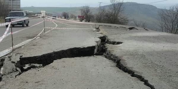 Cənub rayonlarında torpaq sürüşməsi: yollar dağılıb