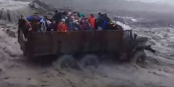 Şəkidə sürücü Kiş çayını "Ural"la keçdi: təhlükəli anlar (FOTO/VİDEO)