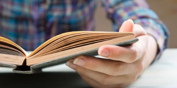 Bakıda vəzifəli şəxs məhkəməyə çağrıldı: adını müəmmalı kitabdan niyə cırıb?