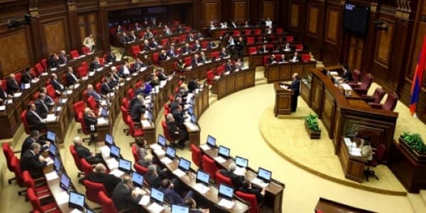Aksiyalar nəticə verdi: "Dağlıq Qarabağ"da nazir və rəis istefa verdi