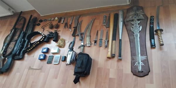 Cəlilabad saxlanılan avtoritetin evindən çıxan silahlar: tüfənglər, qumbaralar... (FOTO/VİDEO)