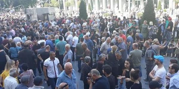 Tbilisidə hökumətin istefası tələb olunur (FOTOLAR)