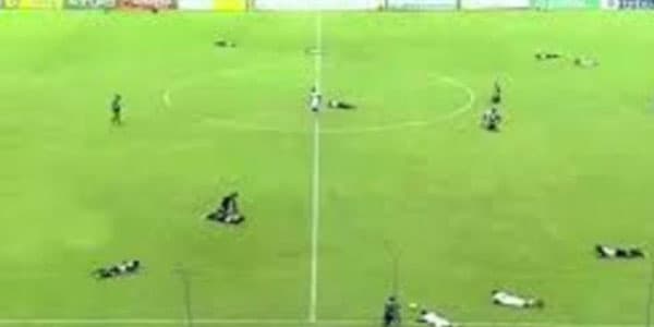 Futbol matçında qəribə hadisə: hər kəs bir anda özünü yerə atdı (VİDEO)
