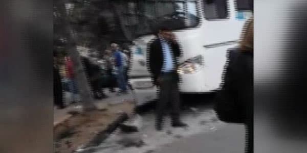 Bakıda sərnişin avtobusu qəza törədib: xəsarət alanlar var (VİDEO)