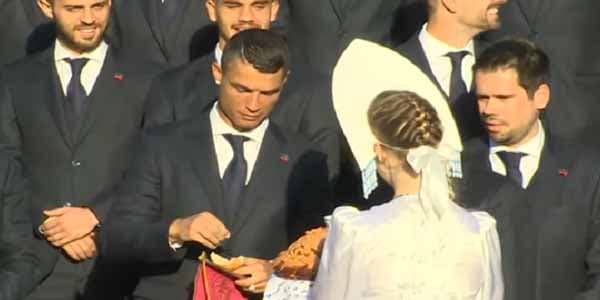 Ronaldu və Messini Rusiyada duz-çörəklə qarşıladılar (VİDEO)