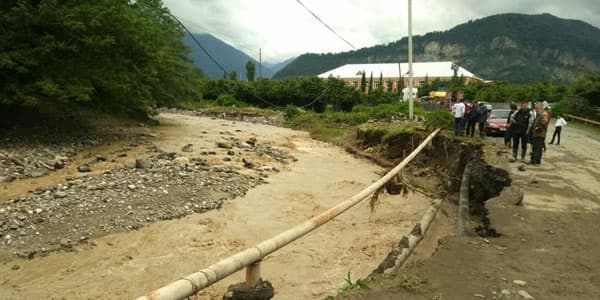 Dəli çay daşdı: 680 evi su basdı, 8 körpünü sel apardı (FOTOLAR)