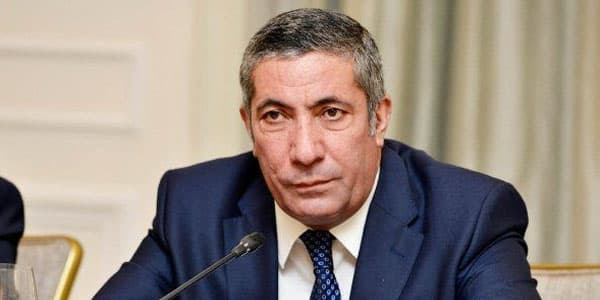 Siyavuş Novruzov: "Xətaini yolun ortasına, Qaçaq Koroğlunu isə parkın ortasına qoyublar"