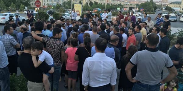 Bakıda aksiya: sakinlər yolu bağladı (FOTOLAR)