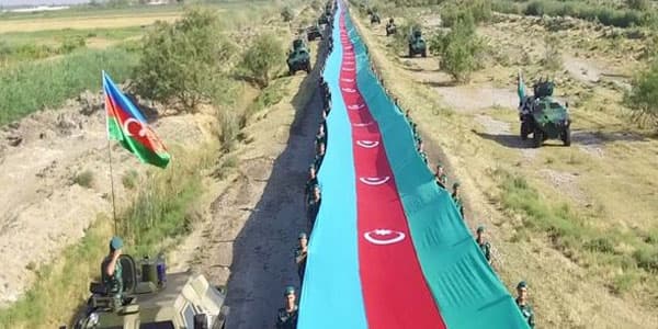 "Qurtuluş günü" ilə əlaqədar 2 km uzunluğunda bayraq hazırlandı (FOTOLAR)