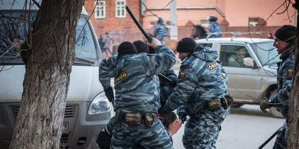 OMON Surqutdakı “sxodka”nı dağıtdı: azərbaycanlı saxlanıldı
