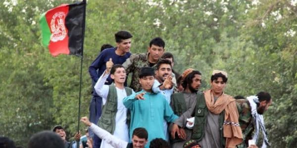 DİN rəhbəri terrorçularla görüşü: "Taliban" döyüşçüləri əsgərlərə gül verdi  (FOTOLAR)