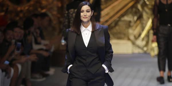 Monika Belluççi 53 yaşında podiuma çıxdı: göz qamaşdırdı (FOTOLAR)