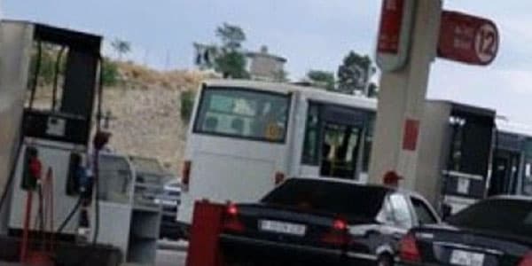 Sərnişinlə dolu avtobusla "zapravka"ya girdi: Sürücünü ağır cəza gözləyir (VİDEO)