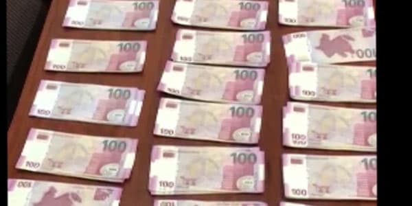 Abşeronda əməliyyat: 20 min saxta manatı satmaq istəyən şəxs tutuldu (FOTOLAR)