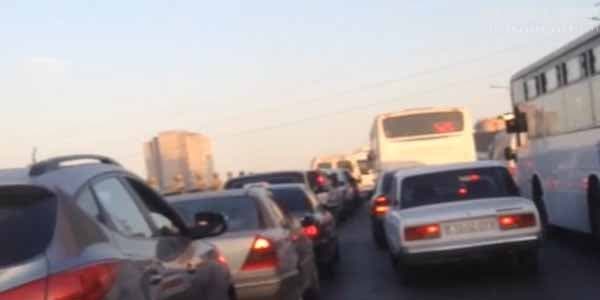 Bakı-Sumqayıt avtomobil yolu bağlandı: sərnişinlər paytaxta piyada gəlir - FOTO