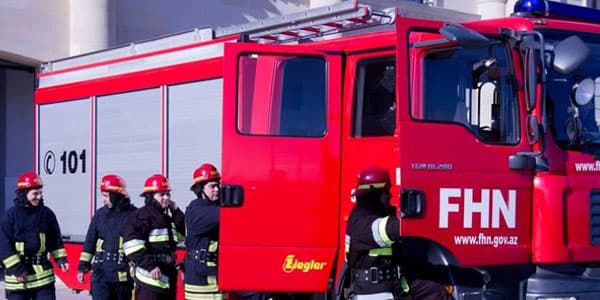 Bakıda avtomobil dayanacağı yandı