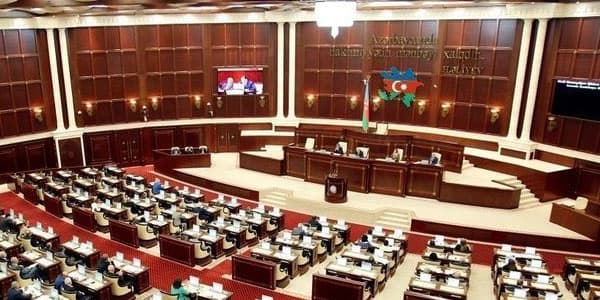 Deputatlar istirahətə çıxdı: nə qədər məzuniyyət pulu alacaqlar?