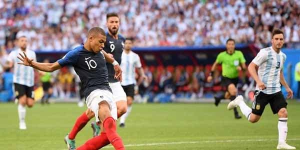 DÇ-2018: Fransa Argentinaya qalib gələrək 1/4 finala yüksəldi