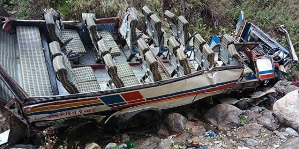 Hindistanda avtobus dərəyə aşdı: 45 nəfər öldü