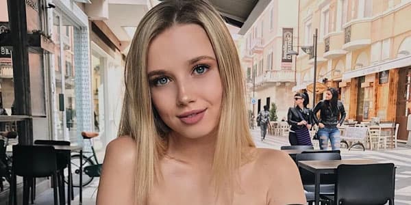 DÇ-nin oyununu izləyən rus gözəl "Instagram"ı coşdurdu (FOTOLAR)