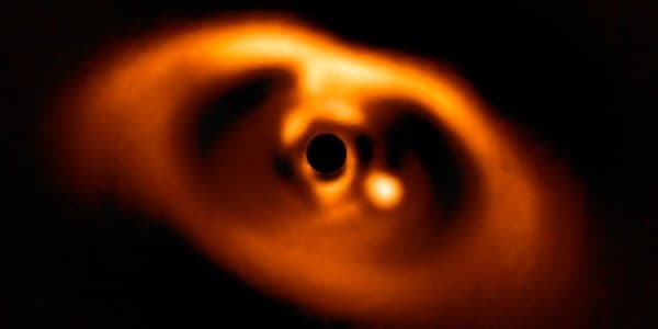 İlk dəfə yaranmaqda olan planetin fotosu çəkildi
