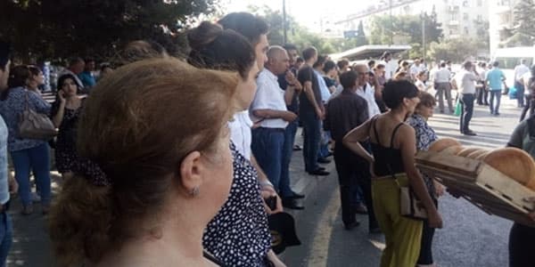 Paytaxtda dayancaqlar dolub-daşır: Enerji fəlakətinin nəticəsi (FOTOLAR)