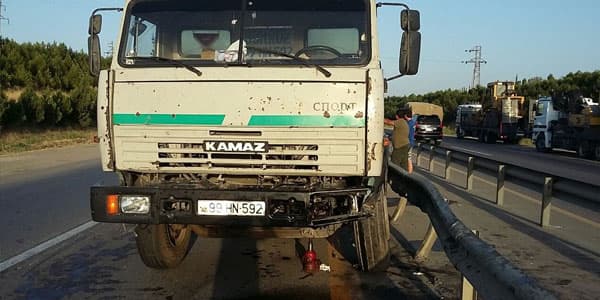 Bir gün ərzində yollara 24 min manat ziyan dəyib (FOTOLAR)
