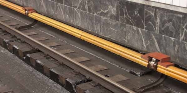 Metroda həyəcanlı anlar: Gənc oğlan özünü qatarın altına atdı