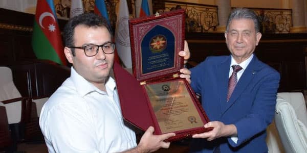 Tarix İnstitutu Akif Əlizadəyə “Gənclərin dostu” mükafatını təqdim etdi (FOTO)