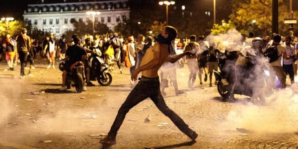 Parisdə qələbə qeydləri zamanı iğtişaşlar: 2 ölü (FOTO/VİDEO)
