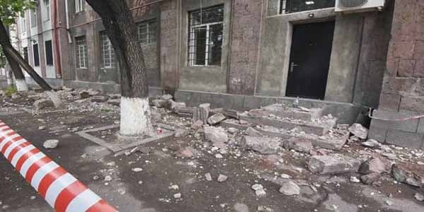 Ermənistanda nazirlik binası uçub: Vəzifəli şəxs ölüb