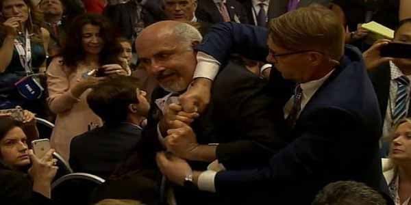Putinlə Trampın mətbuat konfransında jurnalistə zor tətbiq edildi (VİDEO)