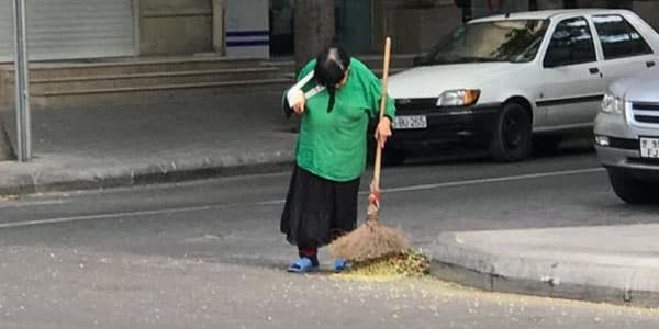 Bakıda ürəkağrıdan görüntü: qolu qırılmış qadına küçə təmizlətdirirlər - GÜNÜN FOTOSU