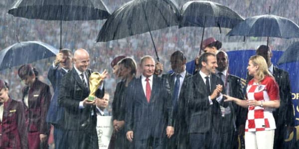 Putin dünya çempionatının medalını "oğurlatdırdı" (VİDEO)